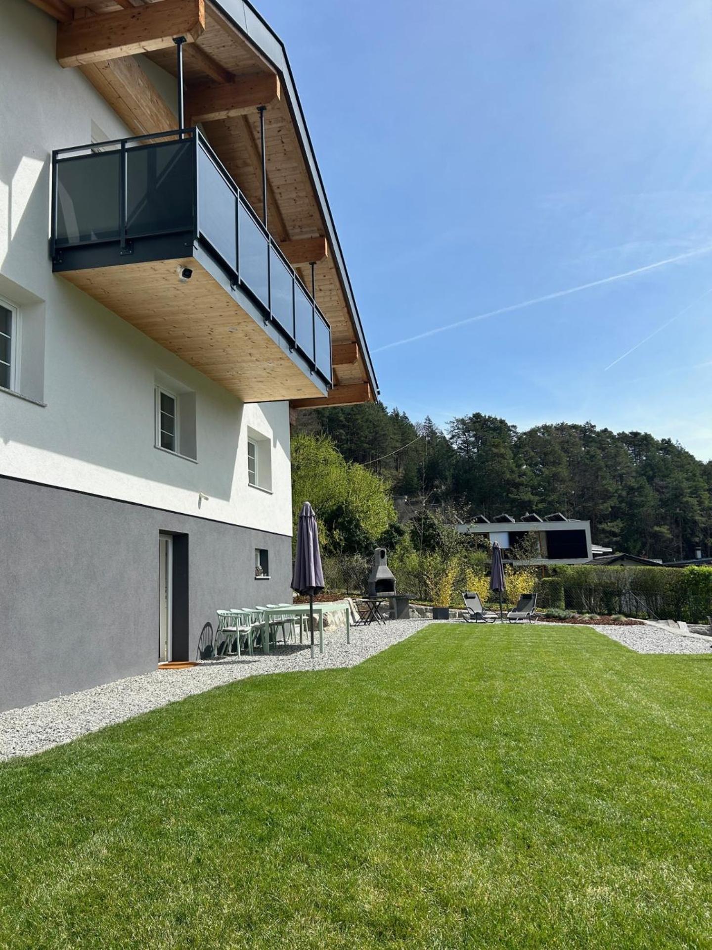 Mit Garten Und Panoramablick In Apartamento